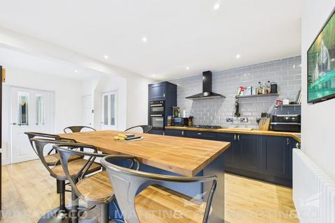3 bedroom semi-detached house for sale, Chestnut Avenue , Armthorpe