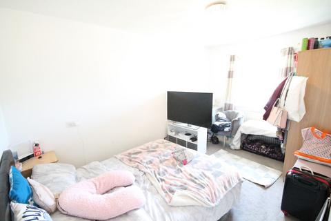 3 bedroom semi-detached house to rent, Monarch Close, Crewe