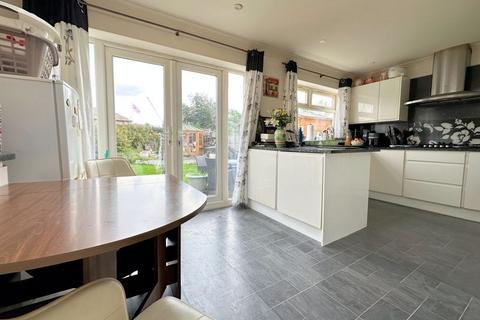 3 bedroom semi-detached house for sale, Lonsdale Avenue, Fareham PO16
