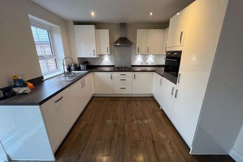 4 bedroom semi-detached house to rent, Severn Acre Lea, Bristol