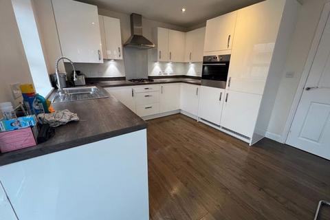 4 bedroom semi-detached house to rent, Severn Acre Lea, Bristol