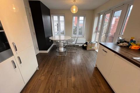 4 bedroom semi-detached house to rent, Severn Acre Lea, Bristol