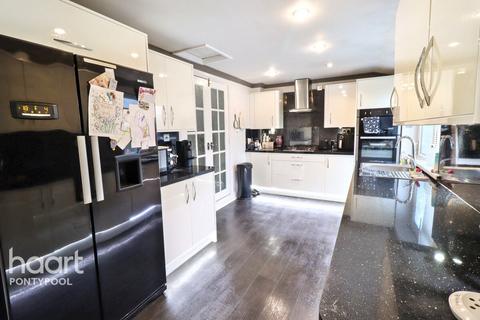 3 bedroom terraced house for sale, St Hildas Road, Pontypool