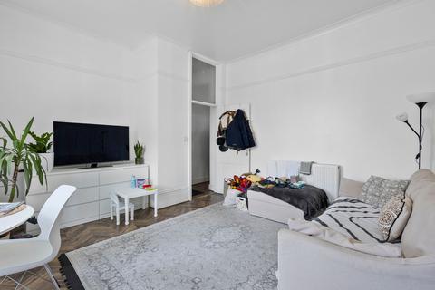 undefined, Hollybush Hill, London E11