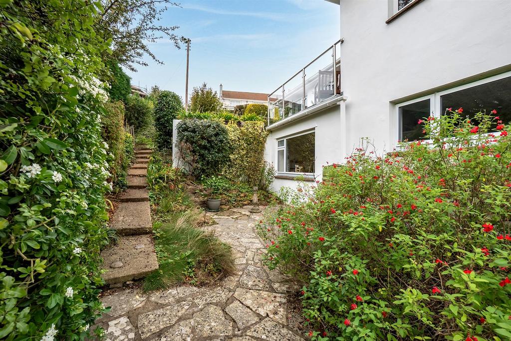 Garden to side