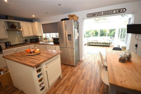3 bedroom detached house for sale, Lorimer Close, Luton, Bedfordshire, LU2