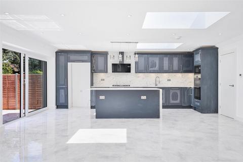 5 bedroom detached bungalow to rent, Claremount Gardens, Epsom