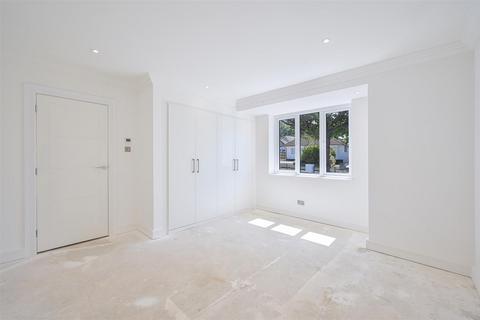 5 bedroom detached bungalow to rent, Claremount Gardens, Epsom