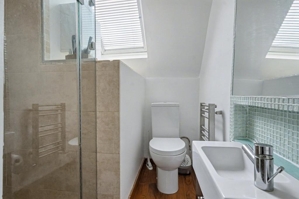 Ensuite To Bed 1