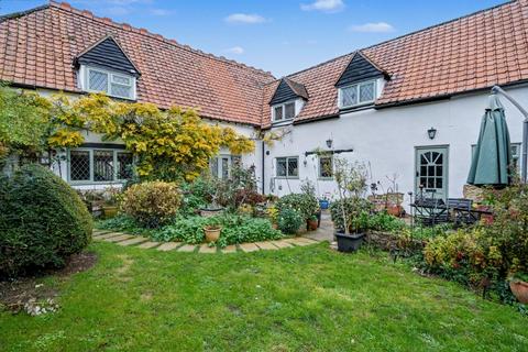 4 bedroom detached house for sale, Station Road, Aylesbury HP17