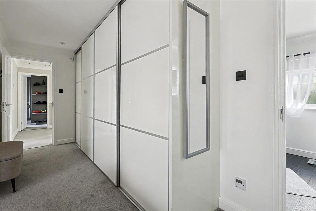 Bed 1 dressing area.jpg