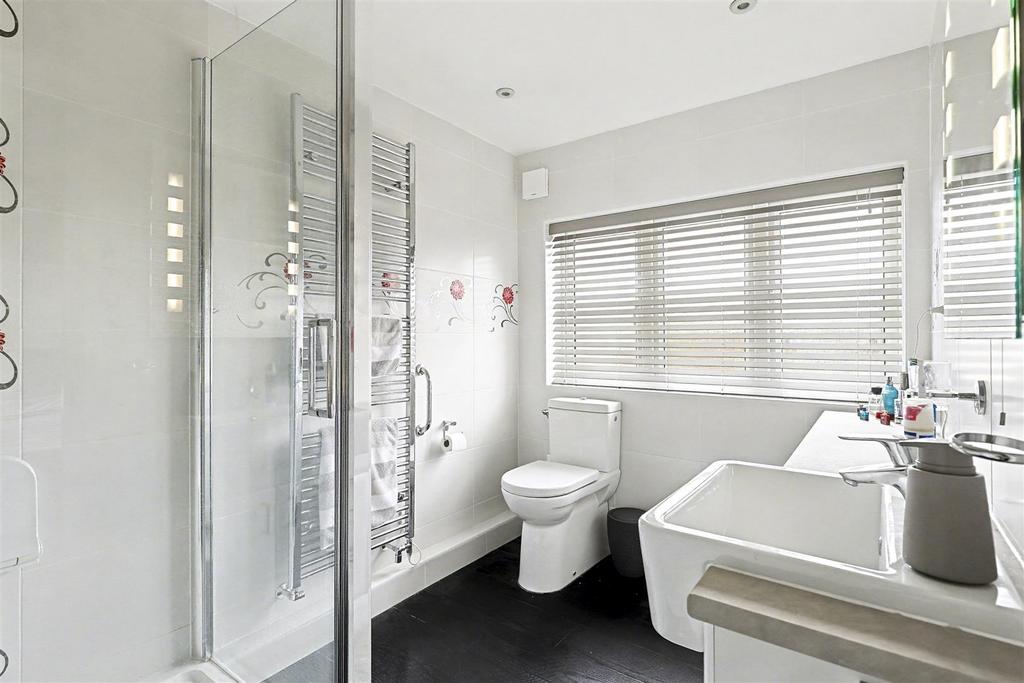 Bed 2 ensuite.jpg