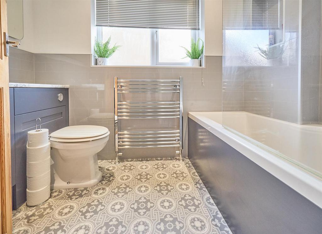 Family Bathroom to Side