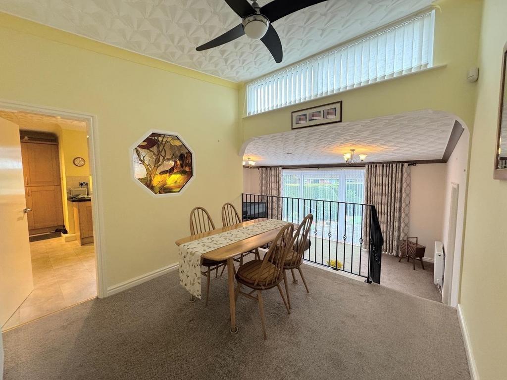 Open plan dining/lounge