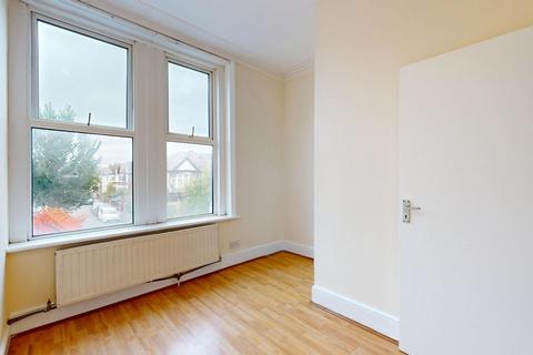 3 bedroom flat to rent, Lea Bridge Road, London, E10