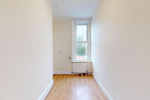 3 bedroom flat to rent, Lea Bridge Road, London, E10