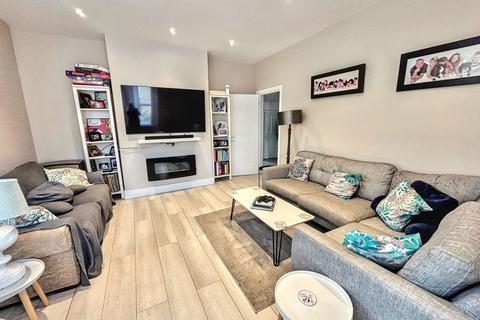 4 bedroom flat for sale, Alum Chine