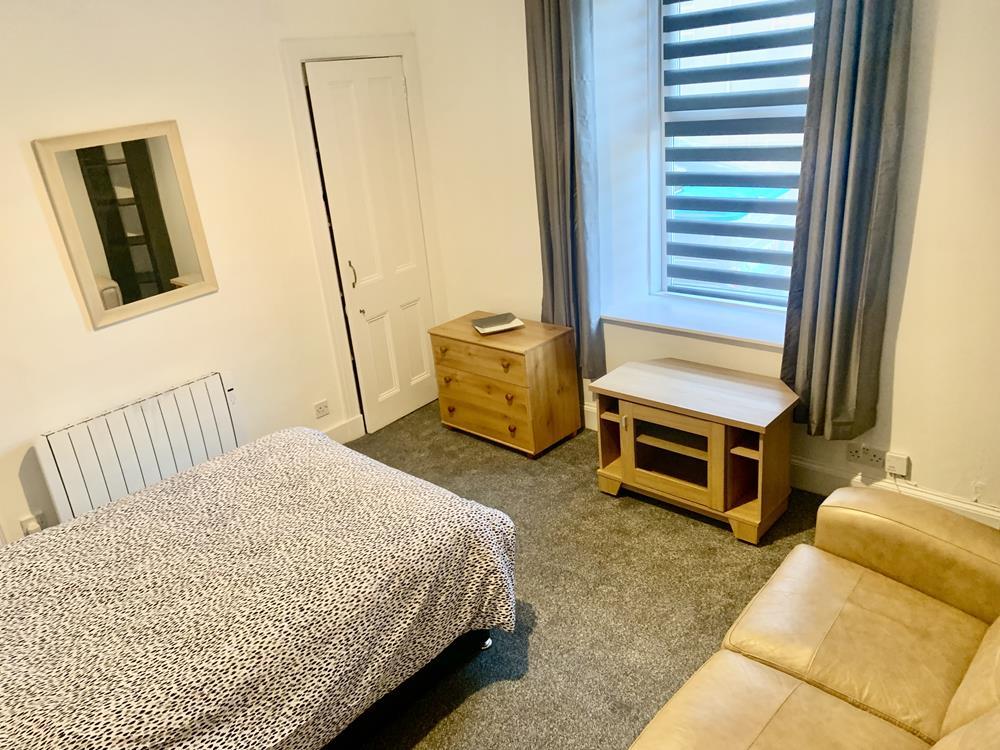 Lounge − Bedroom