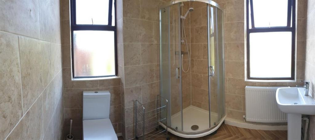 A spacious and well-maintained bathroom suite f...