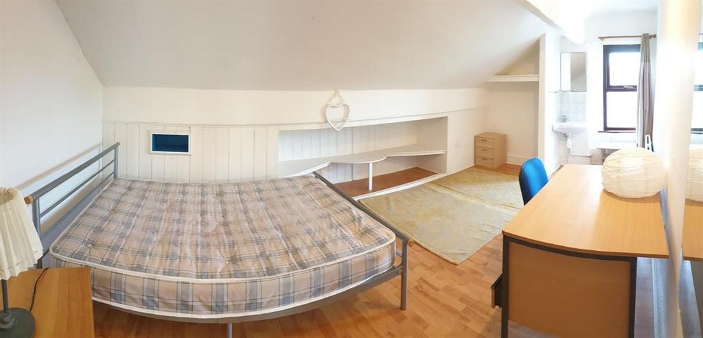 Bright, neatly presented double bedroom with a ...