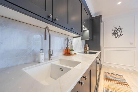 2 bedroom apartment for sale, THE SALTINGS, PALL MALL, Leigh-On-Sea