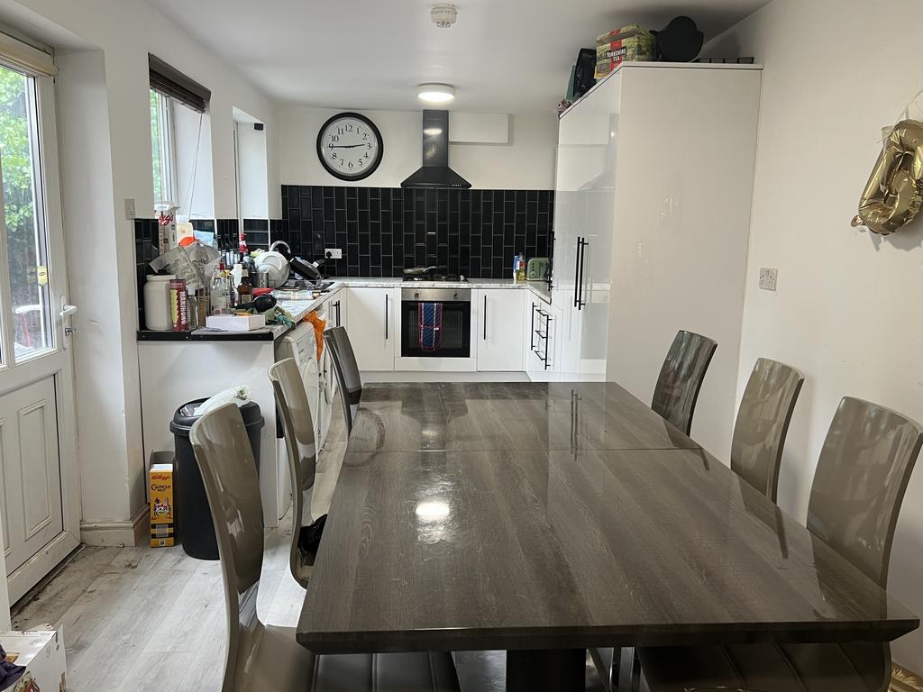 Kitchen 2.JPG