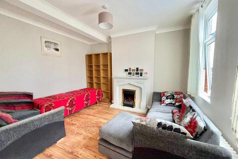 3 bedroom flat for sale, Kingshill Avenue, Hayes, Middlesex, UB4 8BY