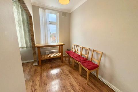 3 bedroom flat for sale, Kingshill Avenue, Hayes, Middlesex, UB4 8BY