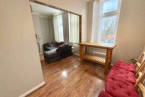 3 bedroom flat for sale, Kingshill Avenue, Hayes, Middlesex, UB4 8BY