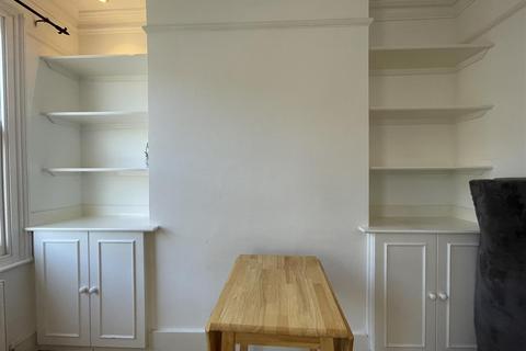 Studio to rent, St. Margarets Road, London