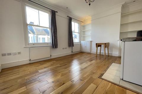 Studio to rent, St. Margarets Road, London