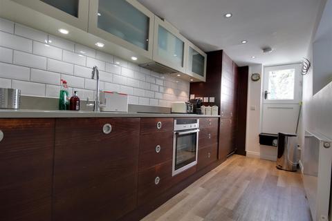 2 bedroom townhouse to rent, Quay Street, Lymington