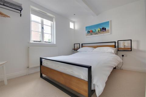 2 bedroom townhouse to rent, Quay Street, Lymington