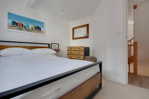 2 bedroom townhouse to rent, Quay Street, Lymington
