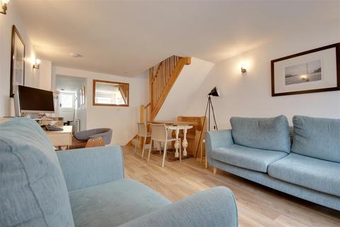 2 bedroom townhouse to rent, Quay Street, Lymington