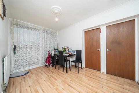 3 bedroom flat for sale, Grange Court, Old Ruislip Road, Northolt, UB5 6QJ