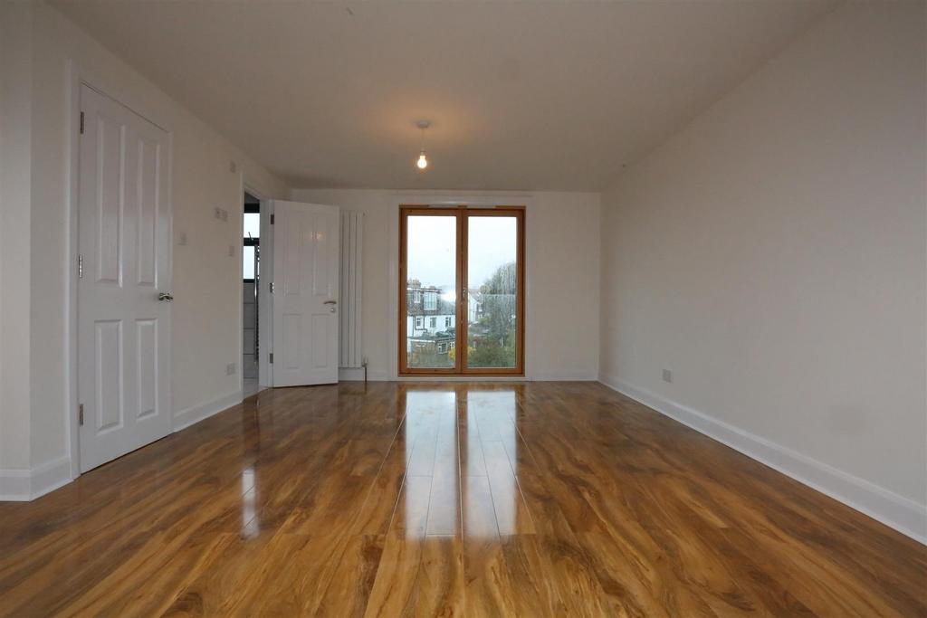 4 Lullington Avenue  (11).JPG
