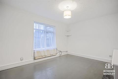 1 bedroom flat for sale, Thurlby Close, Woodford Green, IG8
