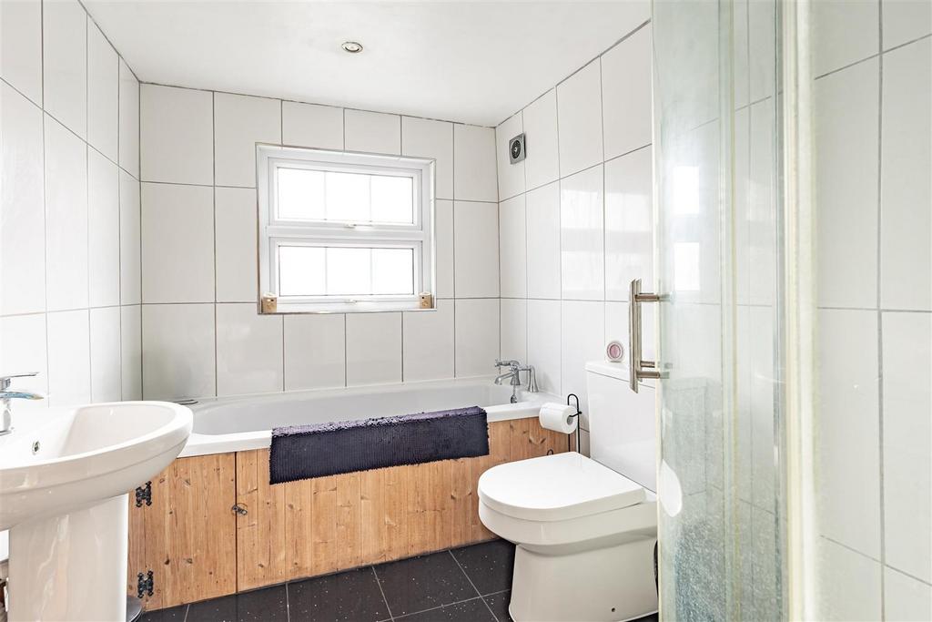 200  High Road,  CM16 6 EF (12).jpg