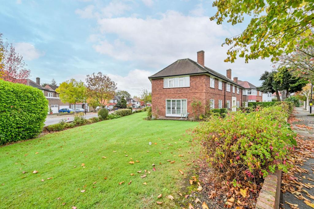 Detached house exterior, garden