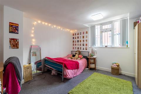 3 bedroom flat to rent, Royal Park Terrace, Hyde Park, Leeds
