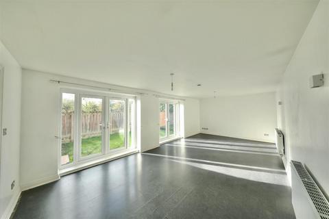 undefined, Kenmore Drive, Hull