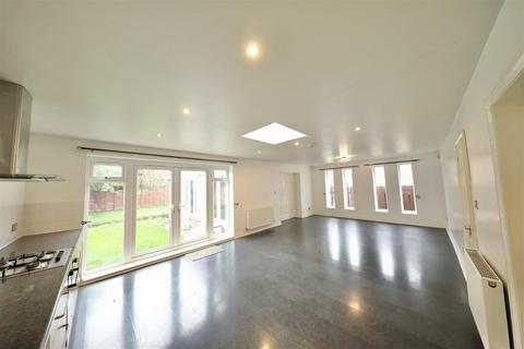 undefined, Kenmore Drive, Hull