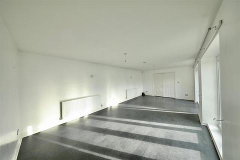 undefined, Kenmore Drive, Hull
