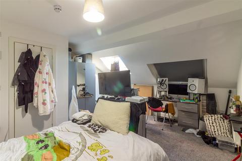 3 bedroom flat to rent, The Crescent, Hyde Park, Leeds