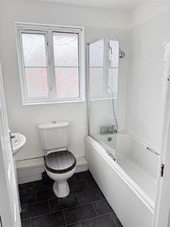 3 bedroom semi-detached house to rent, Cascade Drive, Manchester