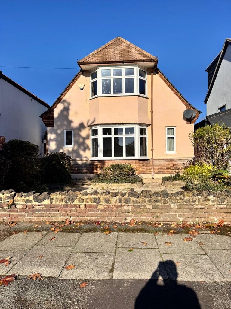 3 bed semi-detached house to rent Shaftesbury Ave