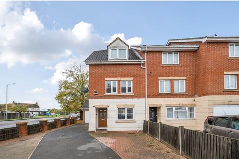 1 Rose Park Close, Hayes, UB4 9AT