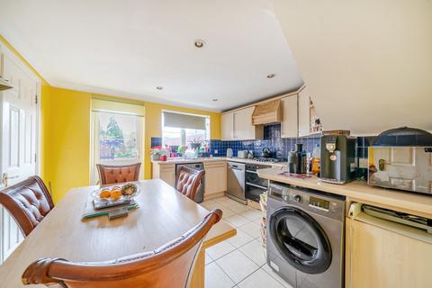 1 Rose Park Close, Hayes, UB4 9AT