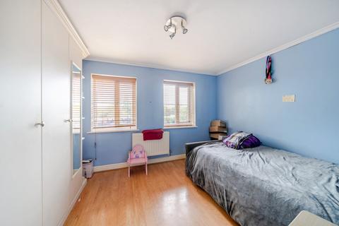 1 Rose Park Close, Hayes, UB4 9AT
